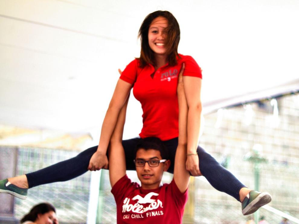 Pareja practicando gimnasia aeróbica