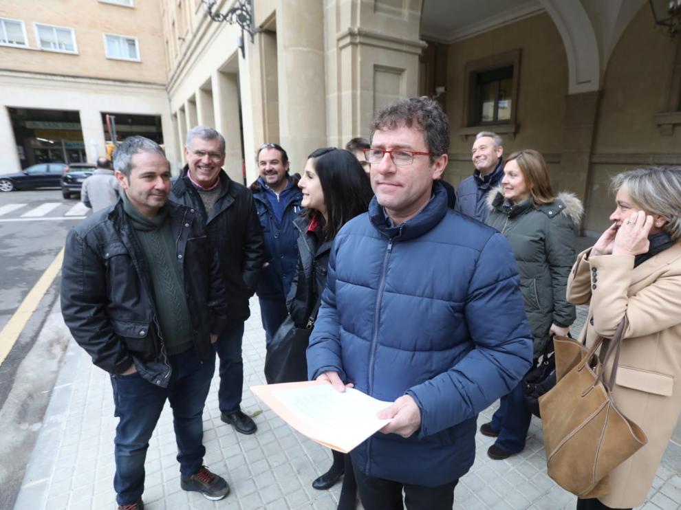 Marco Ibarz, con el manifiesto, junto al resto de representantes municipales, en las puertas de la subdelegación del Gobierno en Huesca.