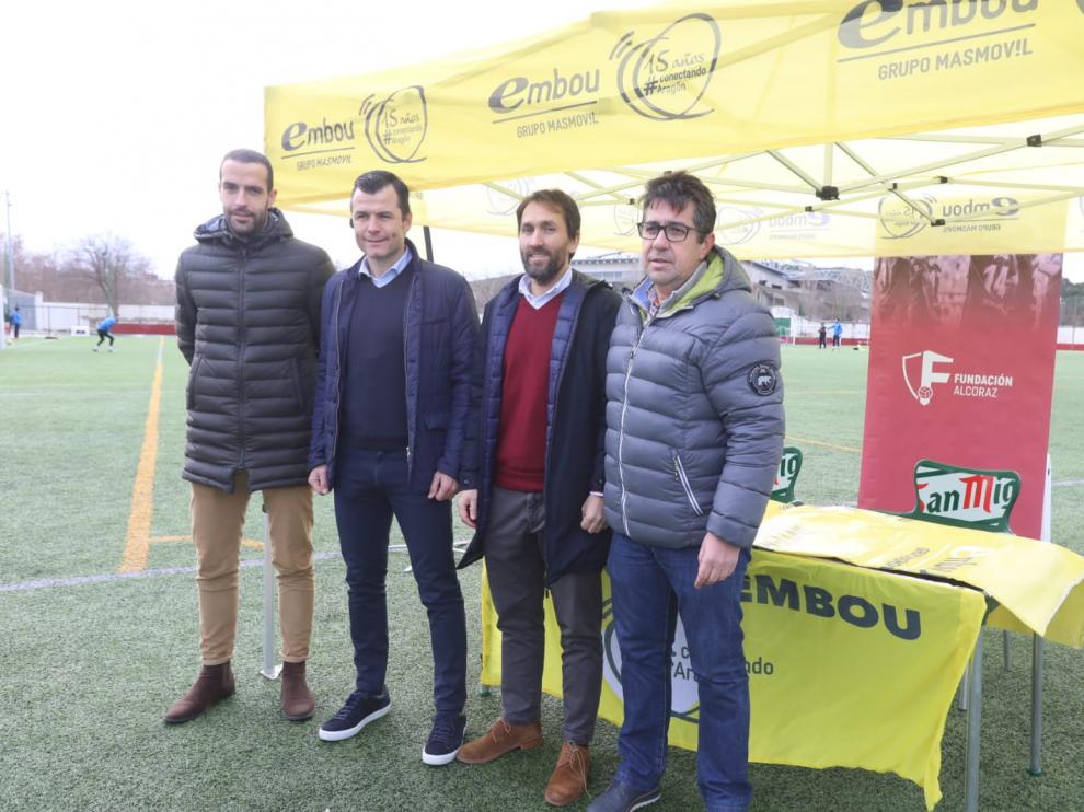 Juanjo Camacho, segundo por la izquierda, durante la firma de un convenio con Embou.