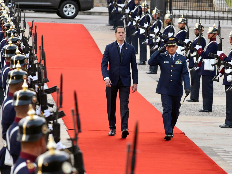 El líder venezolano, vestido con traje oscuro sin corbata, caminó hacia el palacio por una alfombra roja en la que la Guardia Presidencial le hizo calle de honor, para luego iniciar la reunión a puerta cerrada con Duque.