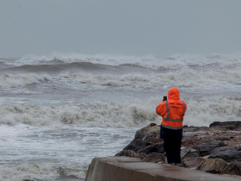 Vista del oleaje causado por el temporal en la playa de Nules, en Castellón