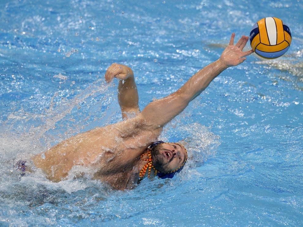 Felipe Perrone intenta atrapar un balón en el partido entre España y Alemania del Europeo de waterpolo