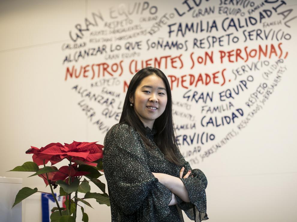 La joven china Yaxi Ye en la inmobiliaria Re/Max y Tú, en Cesáreo Alierta número 8, donde trabaja.