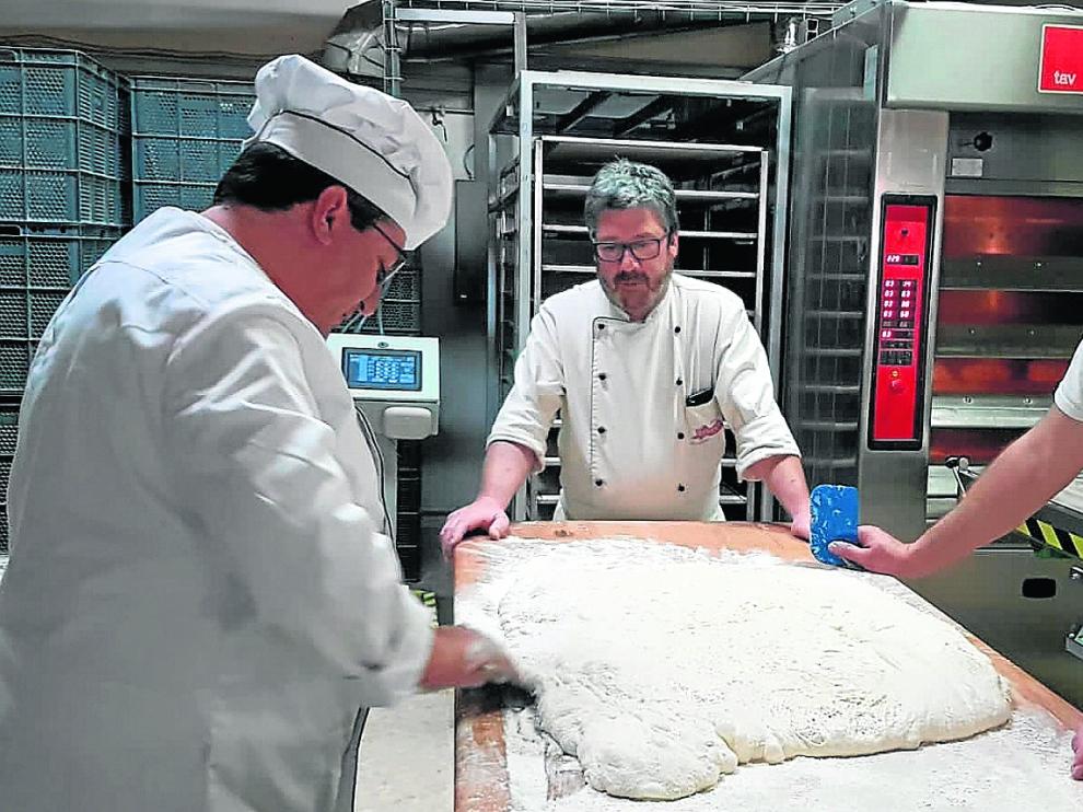 En la imagen, varios miembros de la Asociación de Panaderos de Teruel realizando pruebas en el obrador.