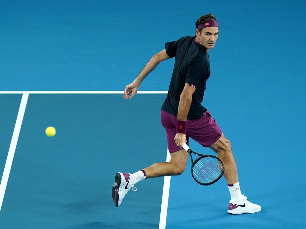 Roger Federer devuelve una pelota en su estreno en el Open de Australia
