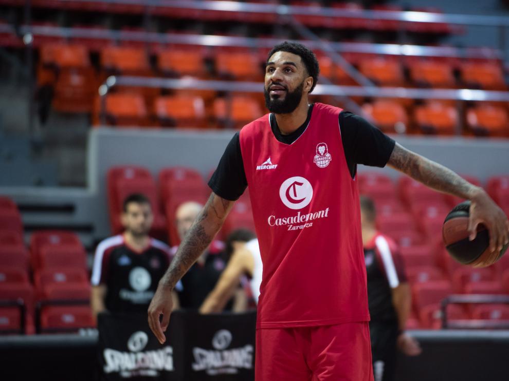 Seeley se prepara para realizar un lanzamiento durante un entrenamiento en el pabellón Príncipe Felipe