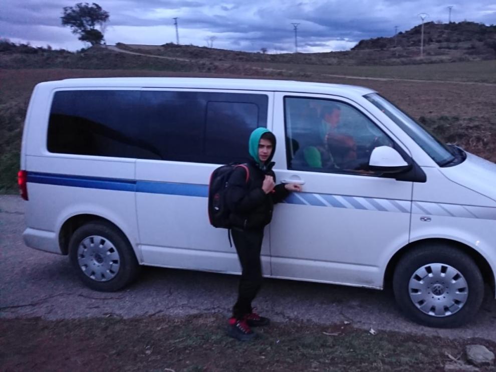Diego Zuazu, el martes por la mañana, junto a la furgoneta con la que inicia su largo viaje hasta el instituto.