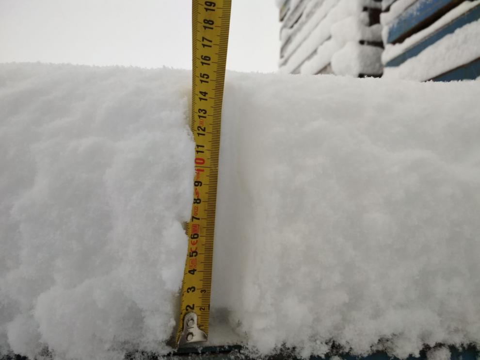 La nieve está alcanzando los 15 centímetros en los exteriores de Yudigar.