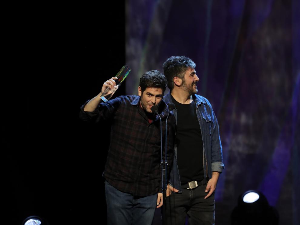 Los hermanos David (d) y José Manuel Muñoz Estopa reciben el premio al mejor grupo en la primera edición de los Premios Odeón