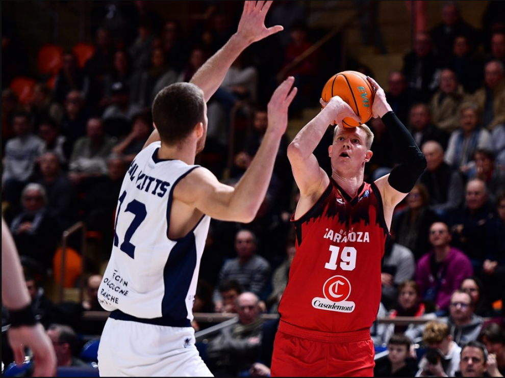 Robin Benzing lanza a canasta en su inspirado encuentro frente al Dijon.