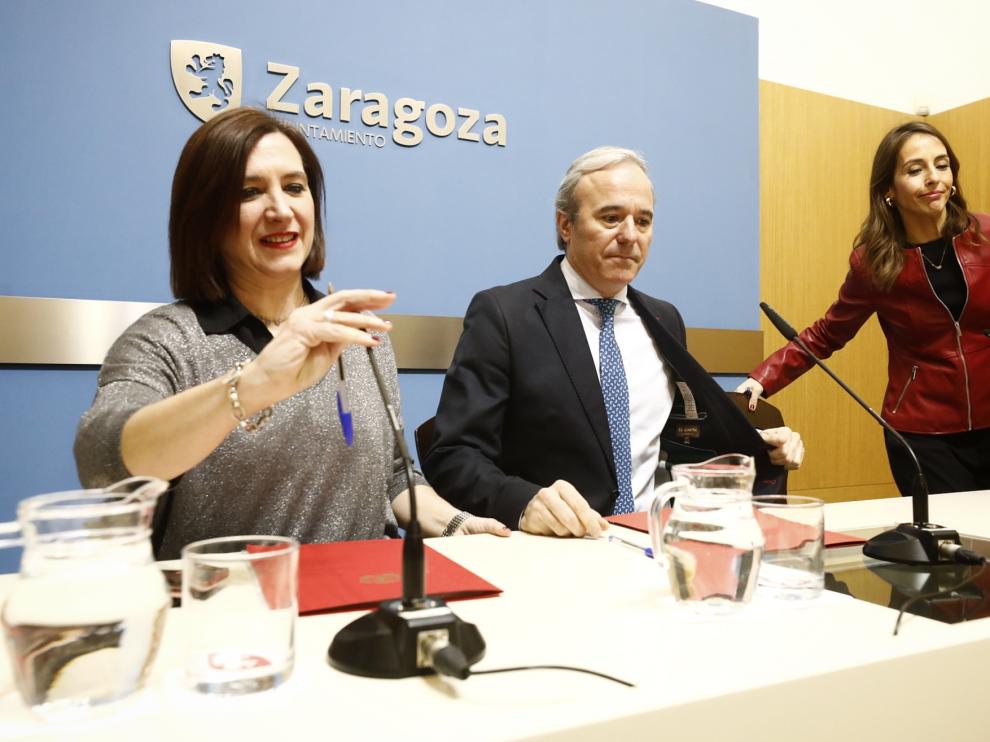 Sara Fernández, Jorge Azcón y María Navarro, este martes en el Ayuntamiento de Zaragoza.