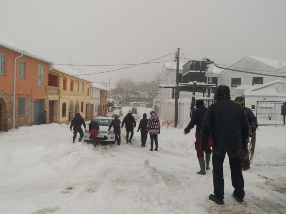 Vecinos de Paniza auxilian a personas atrapadas por el temporal