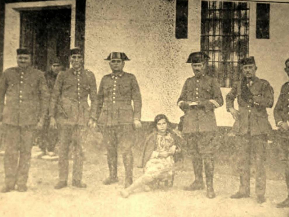Los seis guardias destinados en el cuartel de Valderrobres en diciembre de 1933 con la niña Adela Espallargas, que resultó herida por un disparo de los revolucionarios.