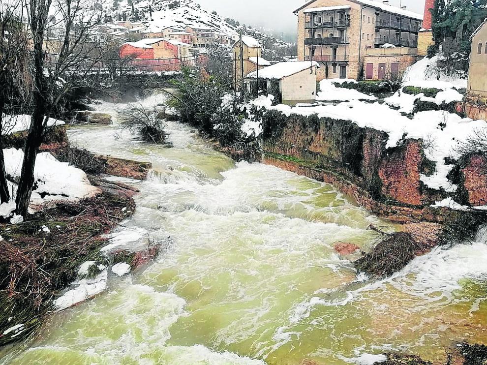 El Matarraña, con el caudal disparado por la fusión de la nieve a su paso por Beceite