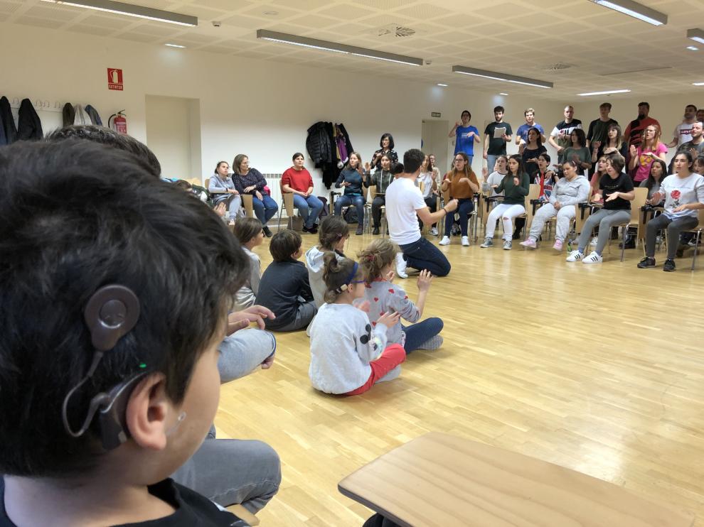 Los pequeños de La Purísima, en la Facultad de Educación, donde compartieron con el coro Cantatutti uno de sus ensayos. Cuerpo y música para cantar juntos
