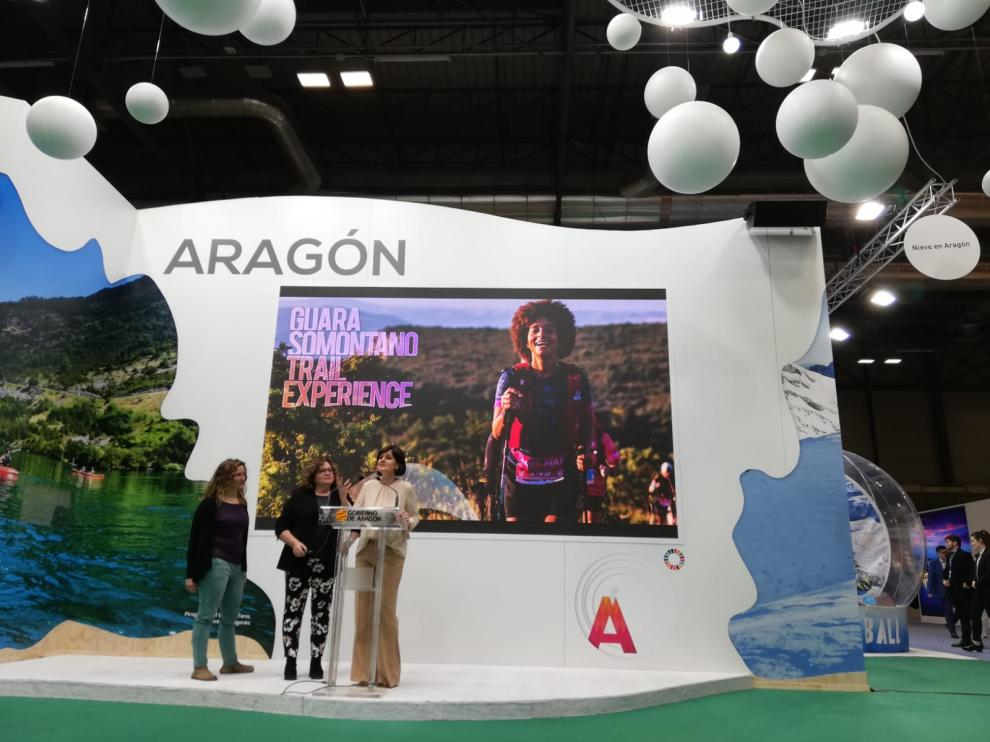 María Jesús Morera, vicepresidenta de la Comarca y consejera de Turismo, la presidenta de la Asociación de Empresarios de la Sierra de Guara, Laura Ventura, y la directora general de Turismo de Aragón, Elena Allué, este miércoles en Fitur