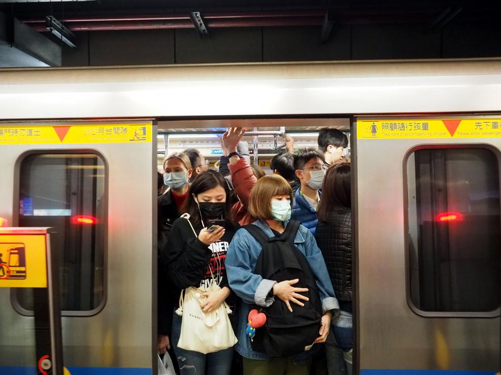 Pasajeros en el metro de Taipei (Taiwán) este miércoles con mascarillas por el virus