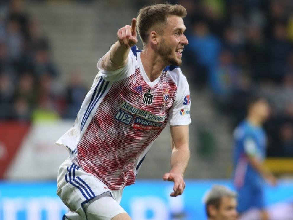 Pawel Bochniewicz celebra un gol con el Gornik Zabrze.