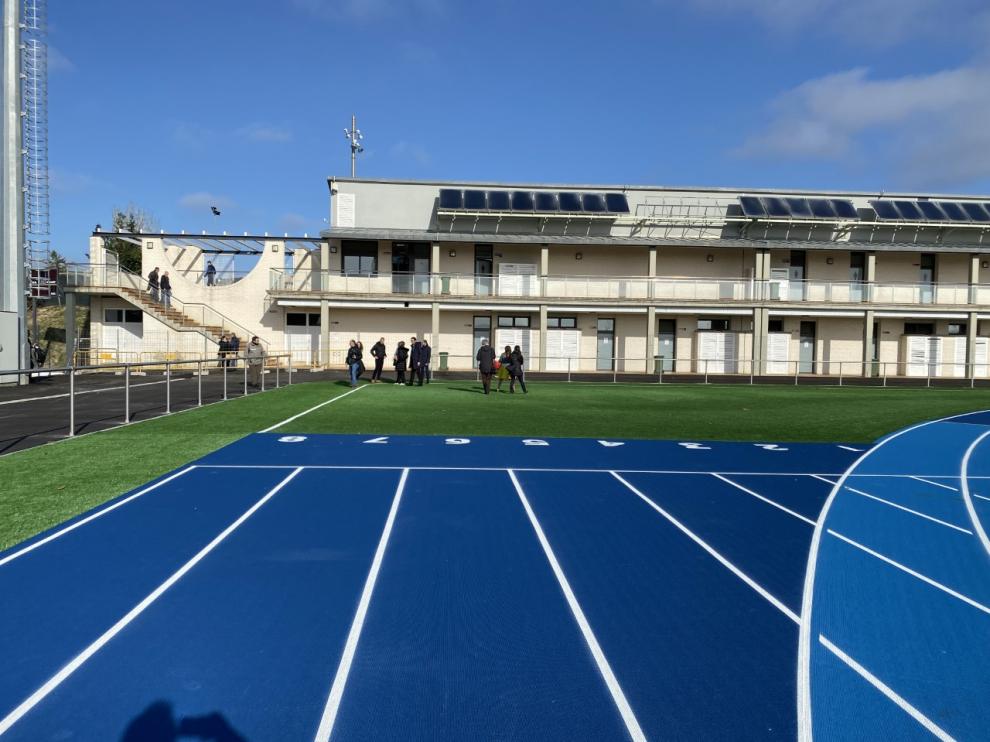 Ultima visita de los representantes municipales a las pistas de atletismo de Barbastro hace unos días