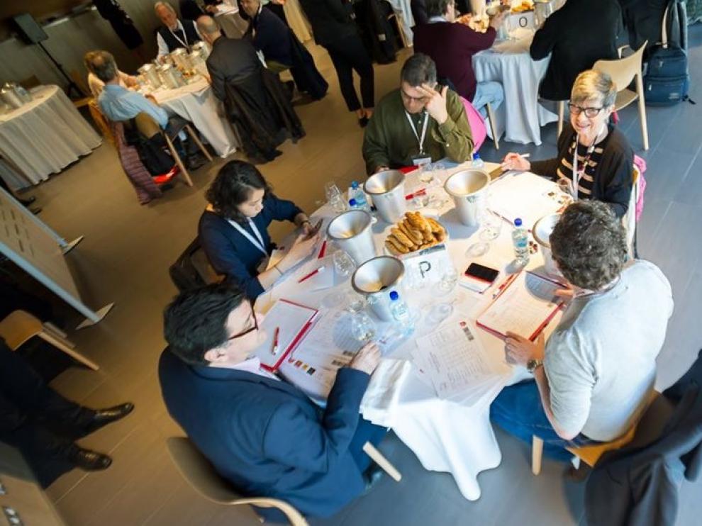 Una mesa de catadores del jurado de Garnachas del Mundo del año pasado, en Perpiñán.