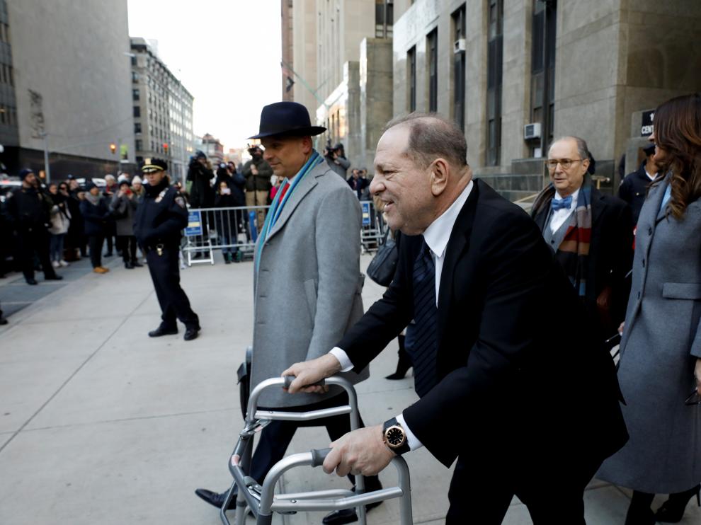 Harvey Weinstein, con andador, a las puertas del tribunal que lo juzga en Nueva York