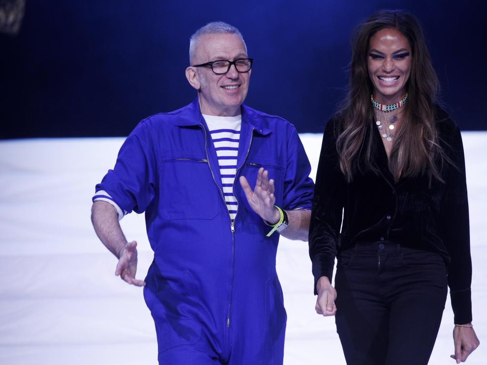 Paris (France), 22/01/2020.- French designer Jean Paul Gaultier (L) speaks with US model Joan Smalls (R) during rehearsals of the presentation of his Spring/Summer 2020 Haute Couture collection during the Paris Fashion Week, in Paris, France, 22 January 2020. After 50 years in the fashion industry, Gaultier announced that this Haute Couture show at the Theatre du Chatelet will be his last. The presentation of the Haute Couture collections ends on 23 January 2020. (Moda, Francia) EFE/EPA/YOAN VALAT Jean Paul Gaultier - Rehearsals - Paris Haute Couture Fashion Week S/S 2020