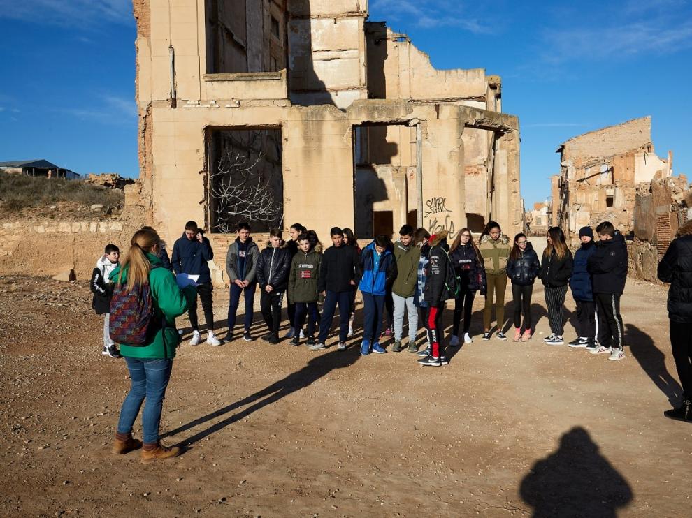 Las visitas de Educa Belchite son especiales y recorren el pueblo viejo
