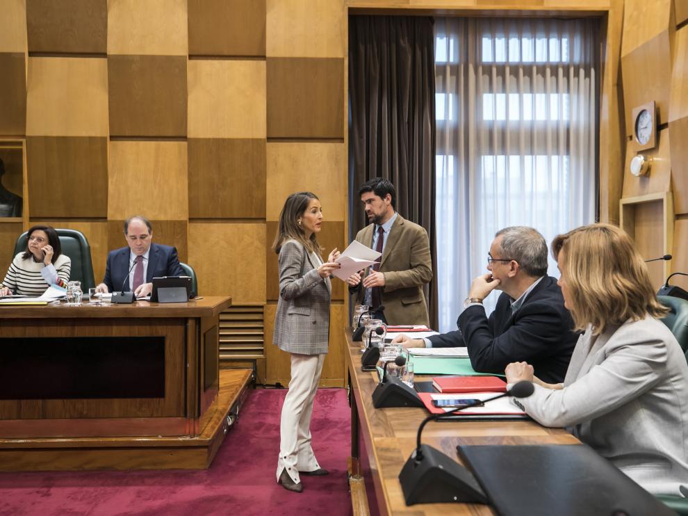 María Navarro se dirige a los ediles socialistas minutos antes del inicio de la comisión de Hacienda.