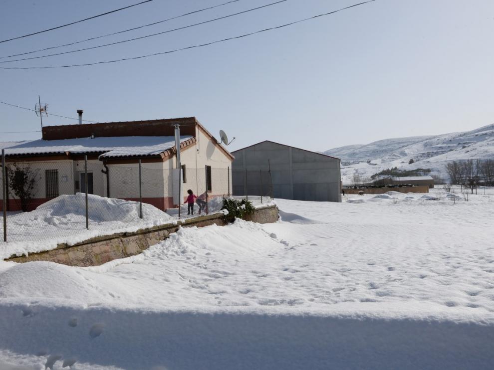 Pancrudo (Teruel), sin luz y con capazos de nieve en las calles