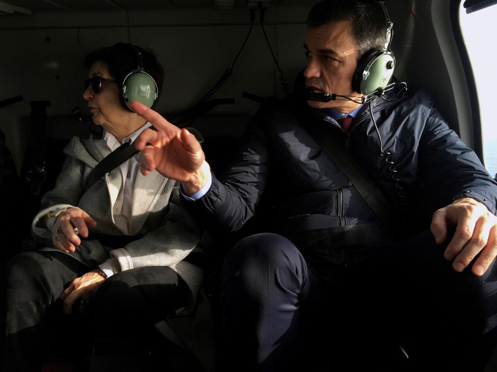 Pedro Sánchez, este miércoles durante el vuelo en el que ha contemplado los daños causados por la borrasca Gloria en algunas zonas de Cataluña