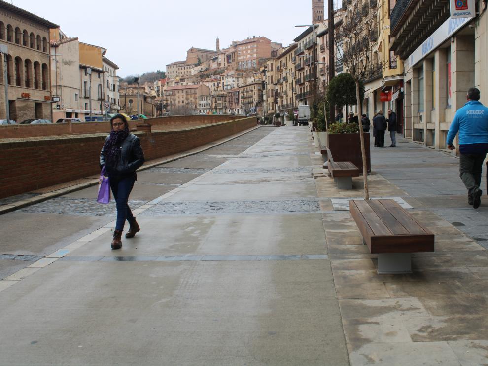 Varias personas paseaban ayer por el paseo Constitución de Tarazona.