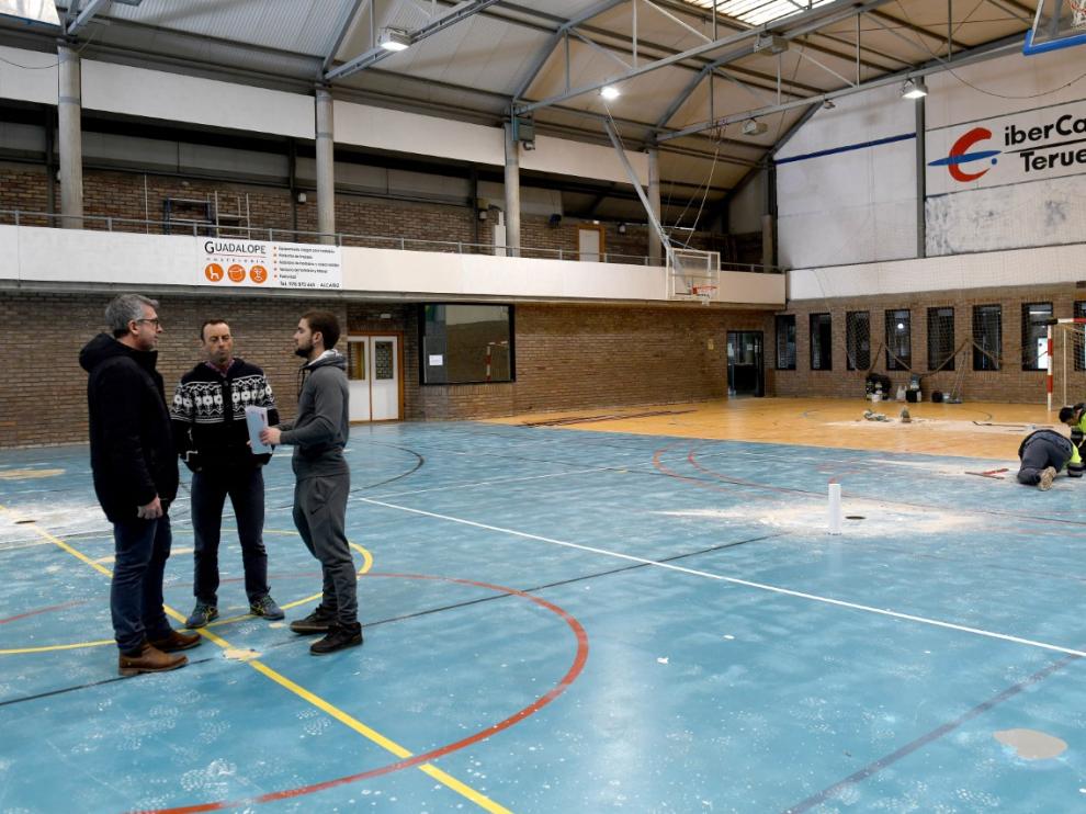 el jefe técnico de la obra, el concejal Kiko Lahoz y el jefe del SMD, Carlos Herráez. Ayuntamiento Alcañiz