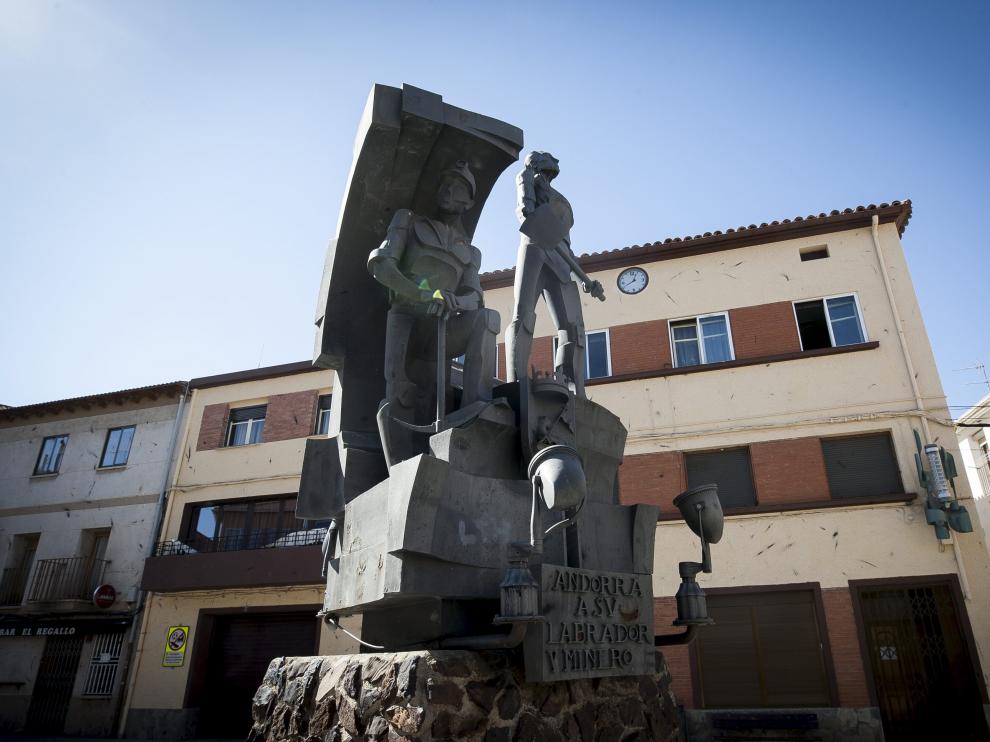 Monumento al labrador y al minero de Andorra, la localidad de más de 5.000 habitantes con más renta media de Aragón.
