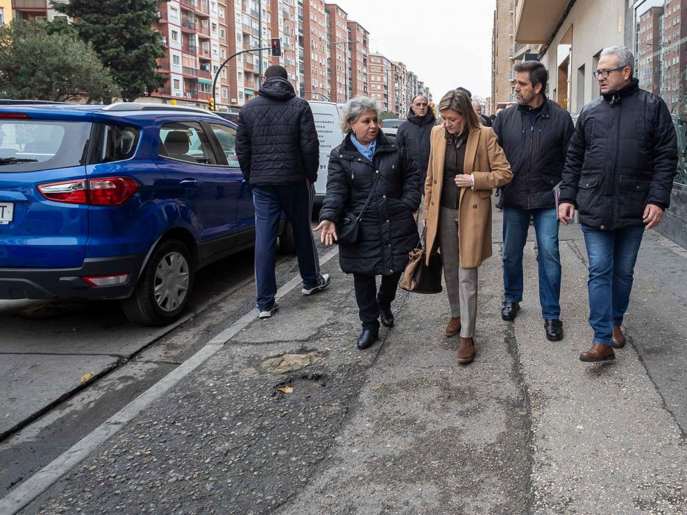 La concejal de Infraestructuras, Patricia Cavero, ha visitado junto a los vecinos la avenida de Navarra.