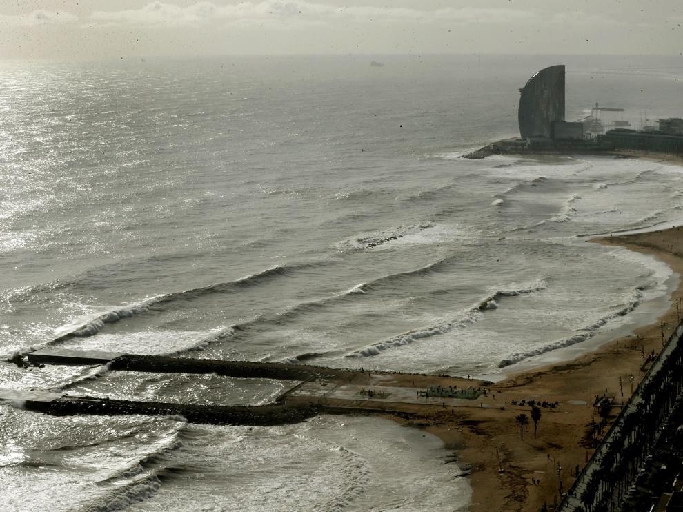 Playa de la Barceloneta, afectada por el temporal