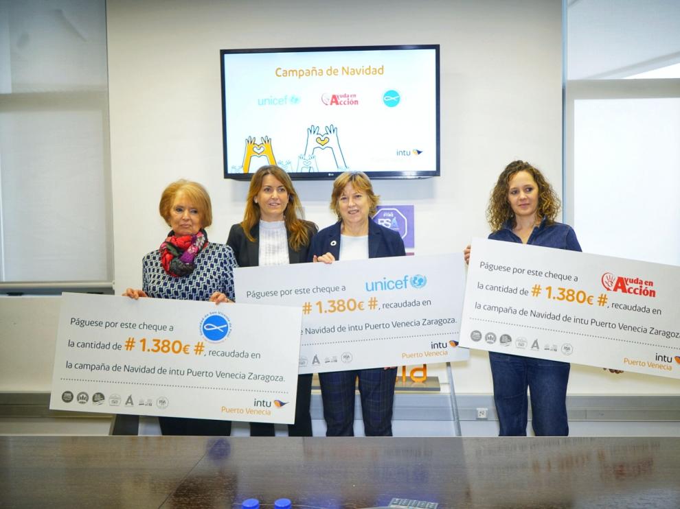Representantes de las entidades ganadoras junto a la gerente Yolanda Gimeno, segunda por la izquierda.