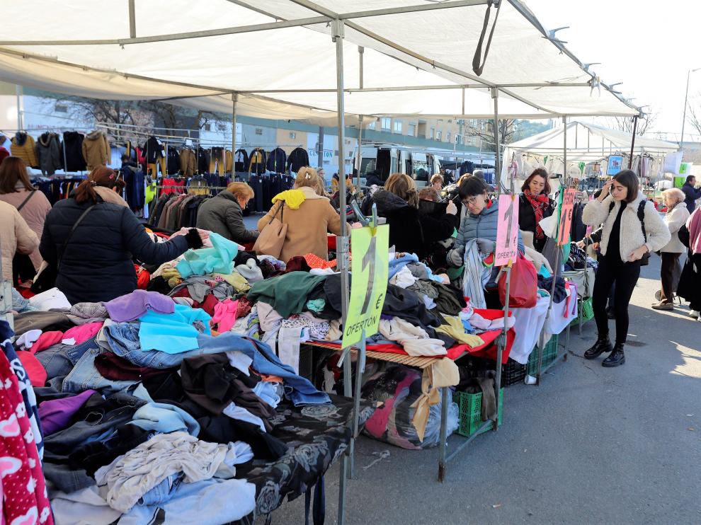 Uno de los puestos del mercado en la explana del recinto de San Jorge, donde está los martes