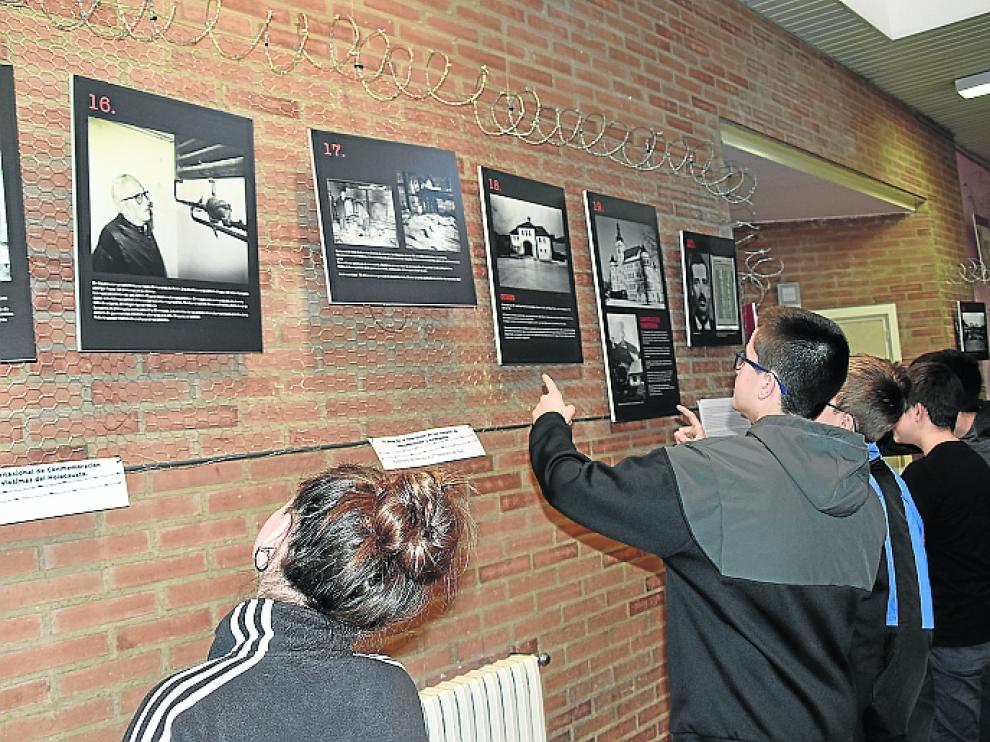 Alumnos de San Valero observan imágenes de la muestra.