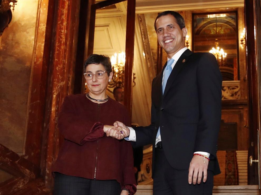 Arancha González Laya, ministra de Asuntos Exteriores, junto a Juan Guaidó.