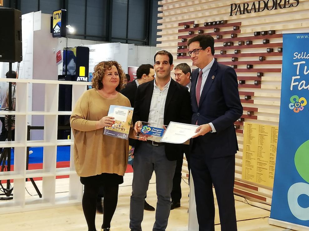 La vicepresidenta María Jesús Morera, el presidente Daniel Gracia y el presidente de Paradores, Óscar López en la entrega del sello.