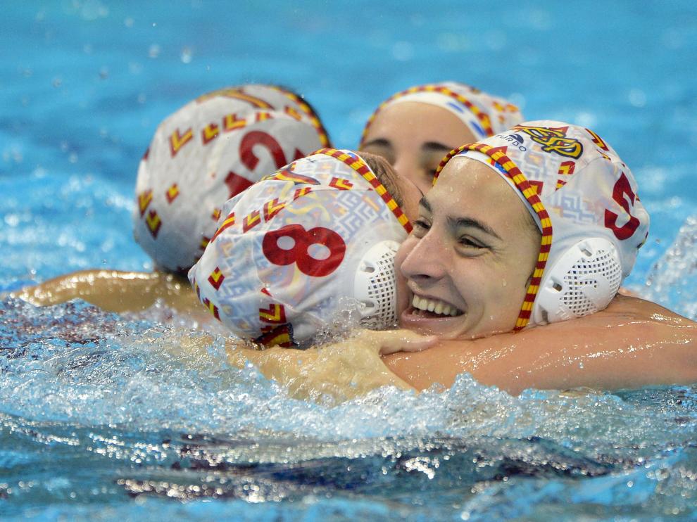 Las jugadoras de la selección celebran el triunfo ante Rusia en la final del Europeo de waterpolo