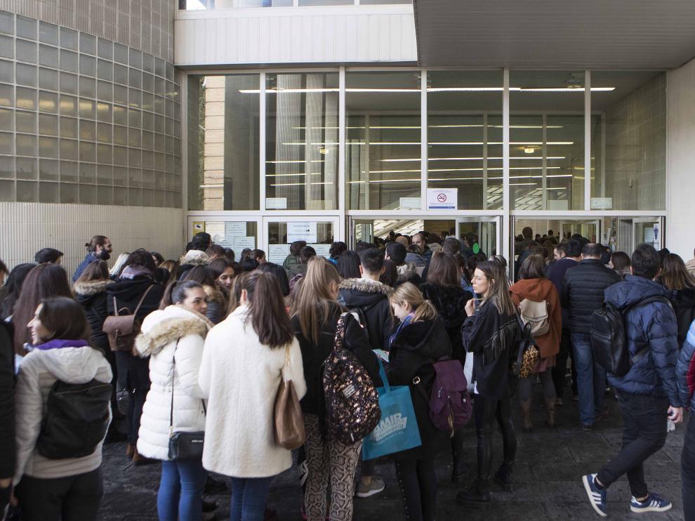 Los sanitarios aragoneses se examinan del MIR.
