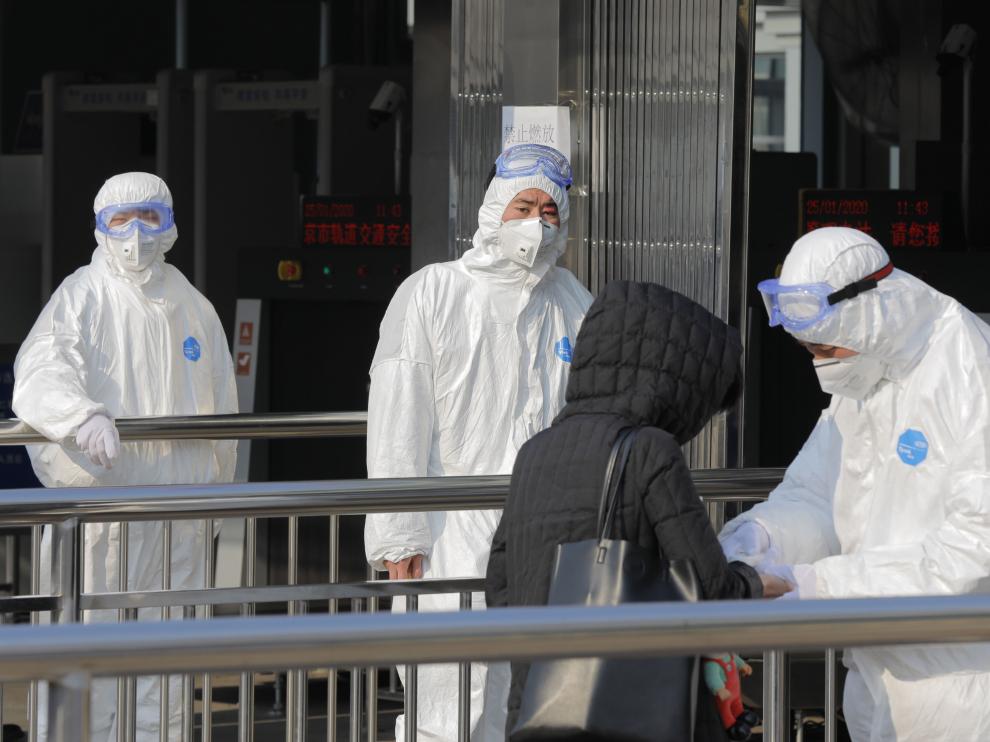 Medidas de seguridad tomadas ante la epidemia del coronavirus en una estación subterránea de Beijing, en China.