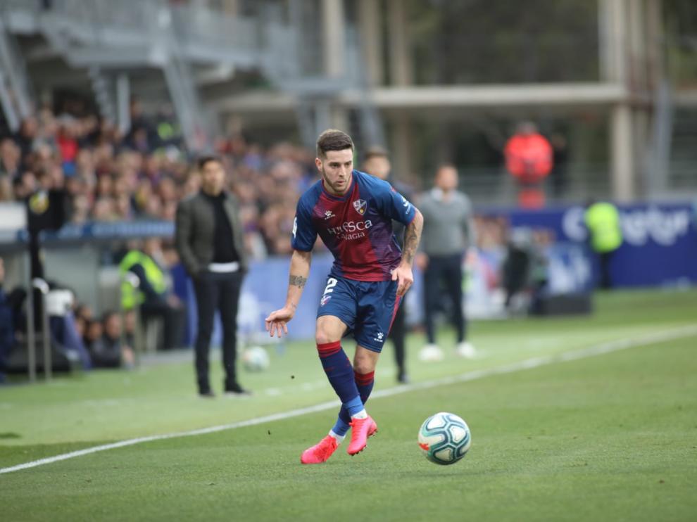Miguelón se dispone a centrar un balón. Al fondo, Míchel Sánchez.