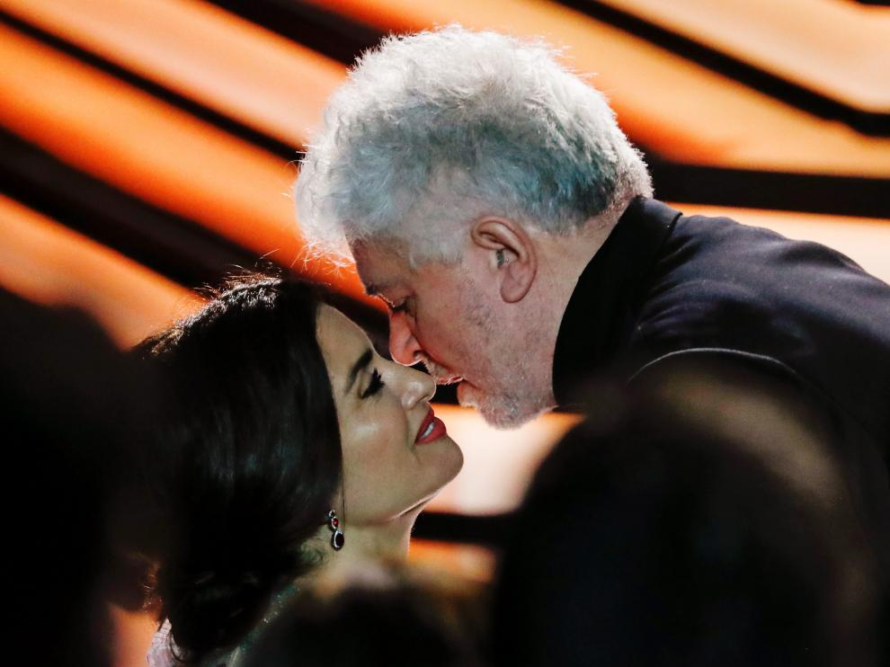 Pedro Almodóvar besa a Penélope Cruz.