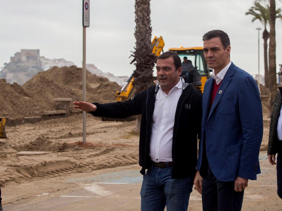 Pedro Sánchez con un alcalde levantino evalúa los destrozos provocados por Gloria.