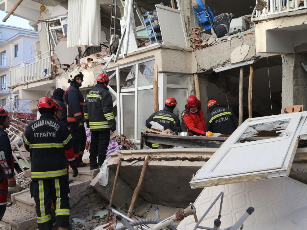 Varios trabajadores durante las labores de búsqueda de surpervivientes del terremoto.
