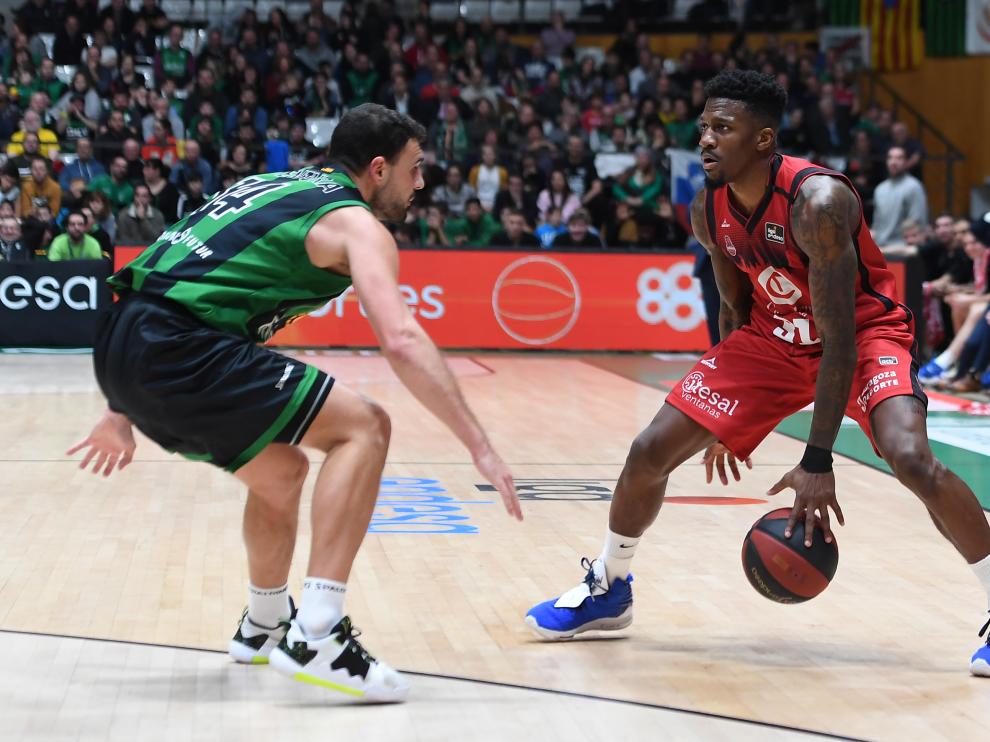 Dylan Ennis es defendido por Albert Ventura.