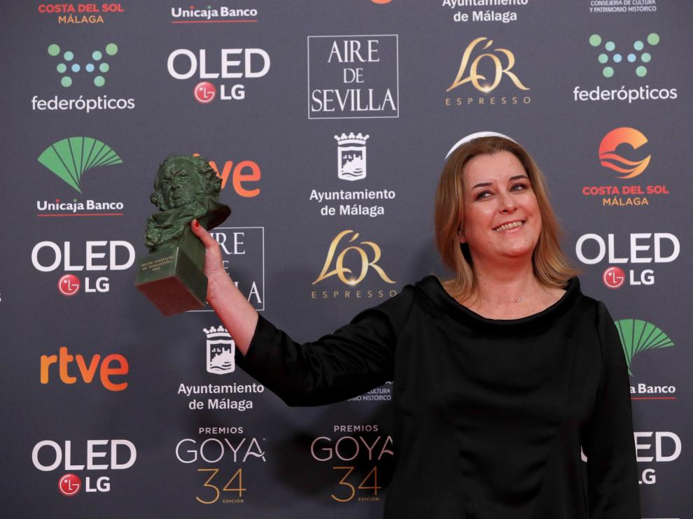 Carla Pérez de Albéniz posa con su Goya al final de la gala.