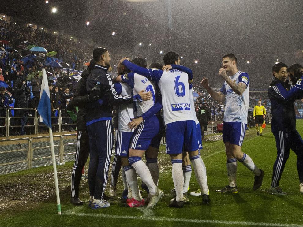 Los jugadores del Real Zaragoza celebran el gol ganador de Puado al Numancia, bajo el diluvio de este sábado último en La Romareda.